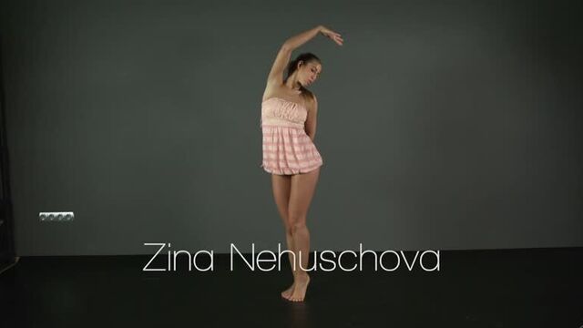 Голая гимнастика фигуристой девчонки