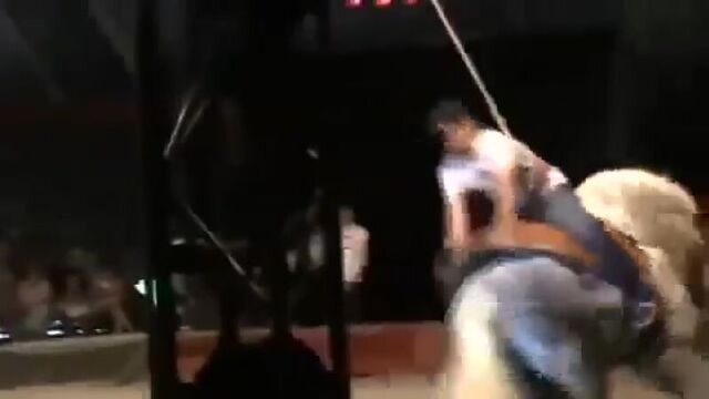 Пьяный мужик в цирке решил покататься на лошади Мега ржач Лучшие приколы 2013 на канале!