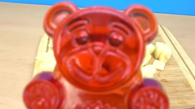 ЖЕЛЕЙНЫЙ МЕДВЕДЬ ВАЛЕРА И МОРОЖЕННОЕ ИЗ КАКТУСА (Новое видео 2019)- для детей